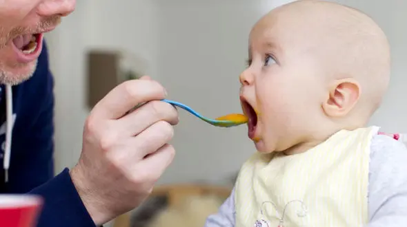 چه موقع باید غذای کمکی به کودک بدهیم؟ / فیلم