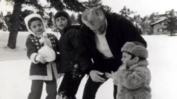 عکس  / سفر به ایام قدیم /  نقش بر زمین شدن فرح دیبا و محمدرضا پهلوی توی برف همراه بچه ها 