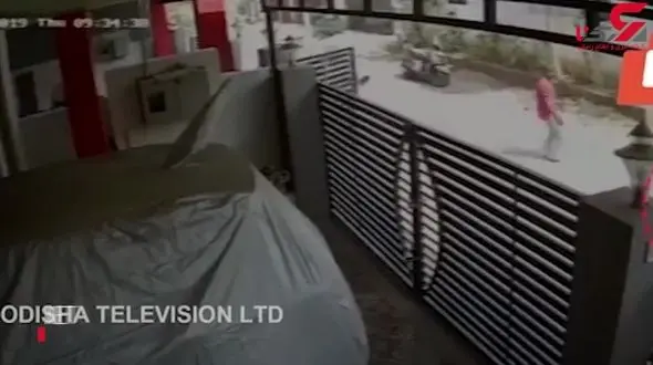 لحظه پرت کردن عروس جوان از خودروی در حال حرکت! / سرهنگ بازنشته و پسرش تحت تعقیب پلیس هند + فیلم