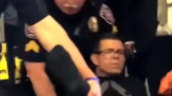 لجبازی یک مسافر پرواز هواپیما را لغو کرد! + عکس