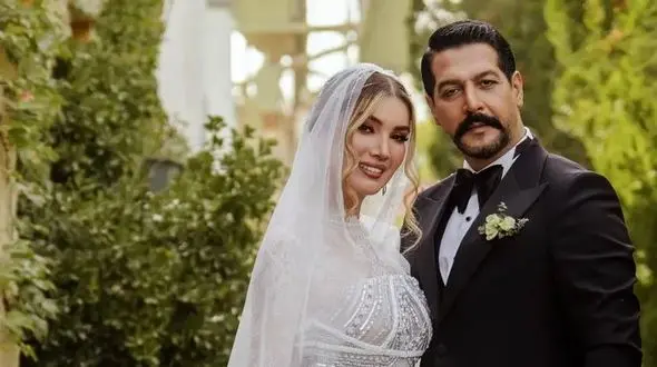 عکس / تیپ و استایل یلدایی متین ستوده و کامران تفتی بعد عروسی .../ کت سبز داماد و لباس قرمز عروس خانوم