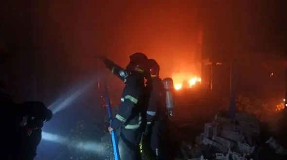 فیلم فاجعه ای دیگر / سردخانه ۲۰۰۰ تنی خرمای بم در آتش سوخت 