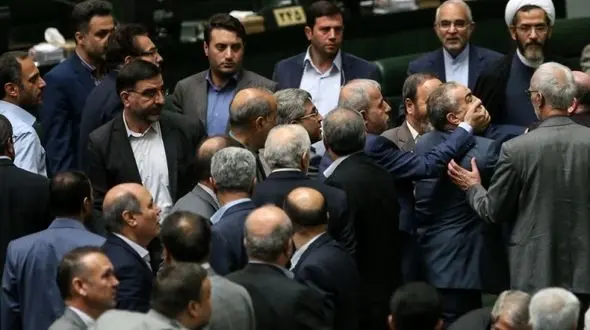 از سیلی و کتک تا چک 5 میلیون تومانی / در مجلس چه خبر است؟!