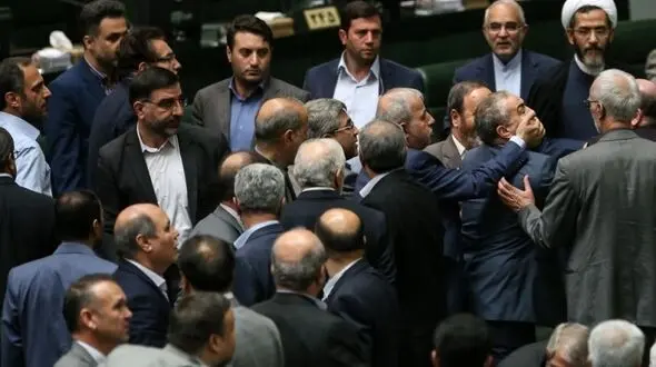 از سیلی و کتک تا چک 5 میلیون تومانی / در مجلس چه خبر است؟!