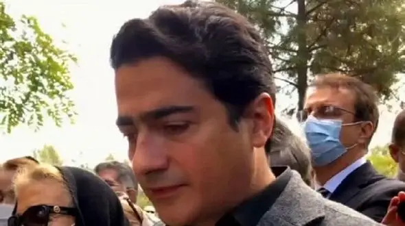 فیلم آواز احساسی و جگرسوز همایون شجریان سرمزار پدرش ! /  اشک ریزان آهنگ معروف استاد را خوند