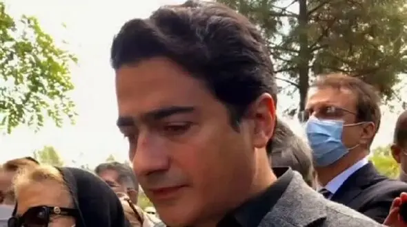 فیلم آواز احساسی و جگرسوز همایون شجریان سرمزار پدرش ! /  اشک ریزان آهنگ معروف استاد را خوند