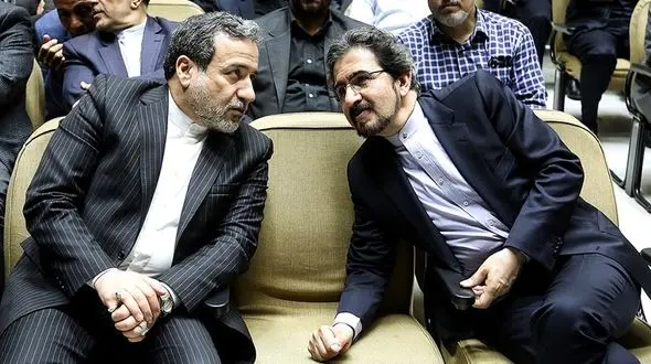 نشستن عجیب سخنگوی وزارت خارجه+عکس