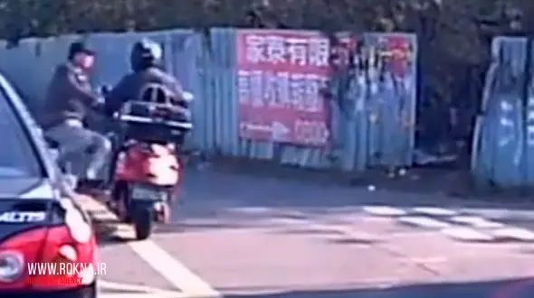 تصادف شدید موتور سوار با دوچرخه سوار + فیلم