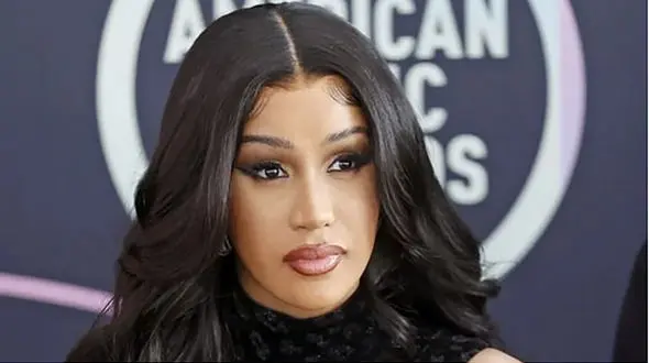 عکس/ خالکوبی خانم خواننده روی صورت به یاد پسرش!