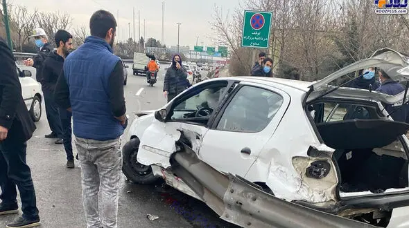 2 پای راننده 206 تهرانی بعد از تصادف قطع شد و در ماشین جا ماند !+تصاویر