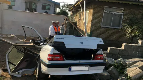 مرگ 2 مرد در تصادف پژو با دیوار خانه در رودسر / ماشین جمع شد + عکس