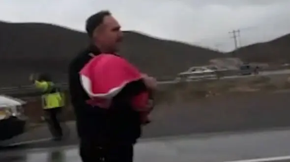 زیباترین فیلم از صحنه وحشتناک یک تصادف / پلیس 3 کودک را پناه داد