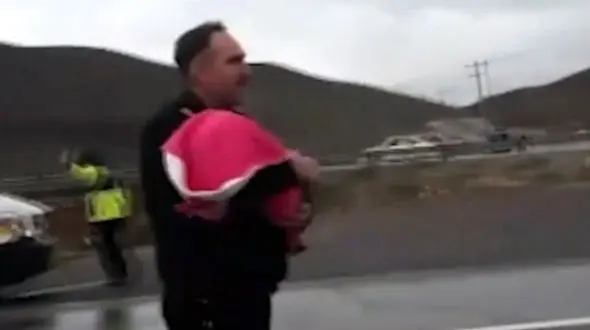 زیباترین فیلم از صحنه وحشتناک یک تصادف / پلیس 3 کودک را پناه داد