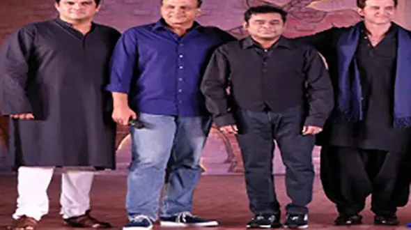 جشن گرفتن بازیگر معروف در میان مردم +عکس