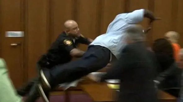 حمله پدر دختر قربانی به قاتل بی رحم در دادگاه + فیلم و عکس (پرونده های ویژه)