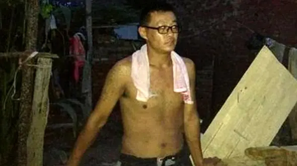 مردی هنگام سیل اول مادرش را نجات داد / زنش به دادگاه رفت و تقاضای طلاق کرد+عکس