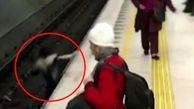فیلم تلاش چند زن برای نجات دختری که روی ریل مترو افتاد / این دختر چند ثانیه با مرگ فاصله داشت+تصاویر