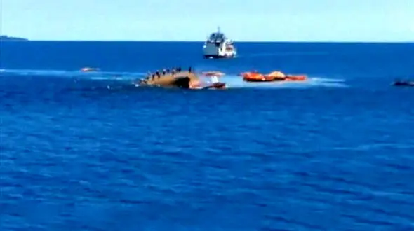 فیلم غرق شدن یک کشتی با 71 مسافر دریایی