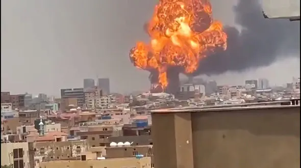 ببیند/ انفجار مهیب در فرودگاه خارطوم