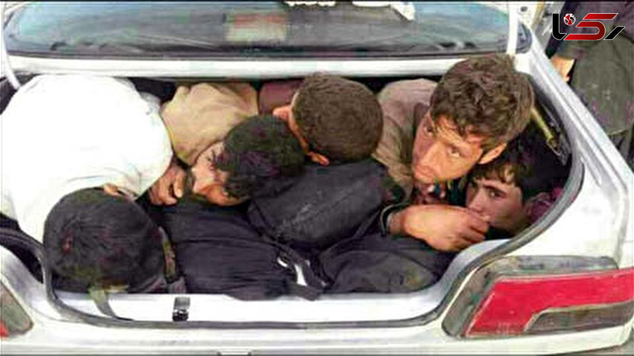 فیلم جاسازی 18 مرد در صندوق عقب پژو / راز باند قاچاقچیان انسان در مرز ایران فاش شد