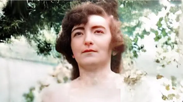 عکس سفر در زمان / بدری زن زیبای احمدشاه : حتی یکبار از من نپرسیدند میخوای زن احمدشاه شی /  با پچ‌وپچ می‌گفتند: «عروس پیردختر است» / من هم کوچک بودم فقط ... و احمدشاه 15 ساله بود ...