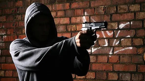 سارق مسلح به در بسته خورد و خونسردانه رفت + فیلم 