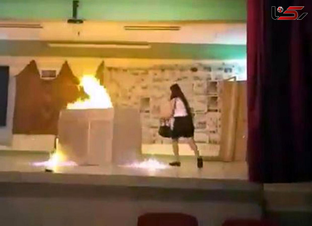 2 دانش آموز در تمرین تئاتر در آتش سوختند/ معلم اخراج شد+عکس لحظه حادثه