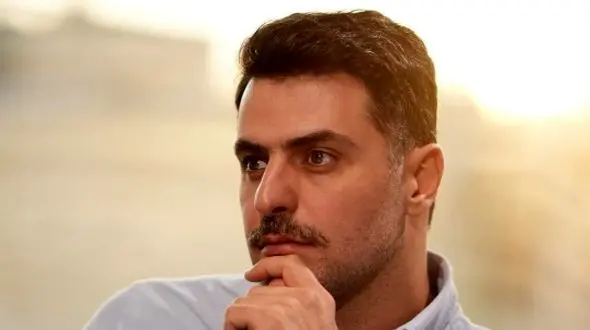 حمله تند علی ضیا، مجری سابق صدا و سیما، به آقازاده‌های فراری؛ غلط می‌کنی باید بمانی و در مملکتی که پدرت ساخته ..!