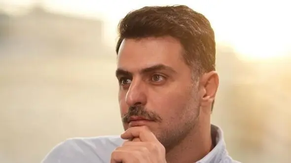 حمله تند علی ضیا، مجری سابق صدا و سیما، به آقازاده‌های فراری؛ غلط می‌کنی باید بمانی و در مملکتی که پدرت ساخته ..!