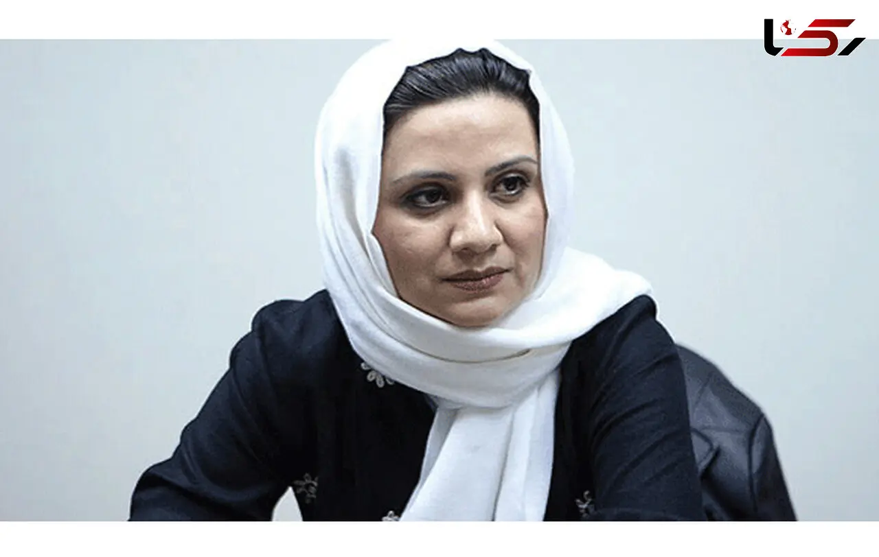 ماه چهره خلیلی و شقایق فراهانی بر روی نیمکت فلورا سام می نشینند