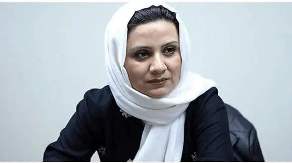 ماه چهره خلیلی و شقایق فراهانی بر روی نیمکت فلورا سام می نشینند