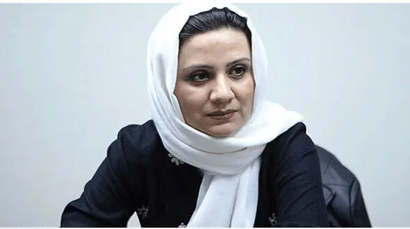 ماه چهره خلیلی و شقایق فراهانی بر روی نیمکت فلورا سام می نشینند