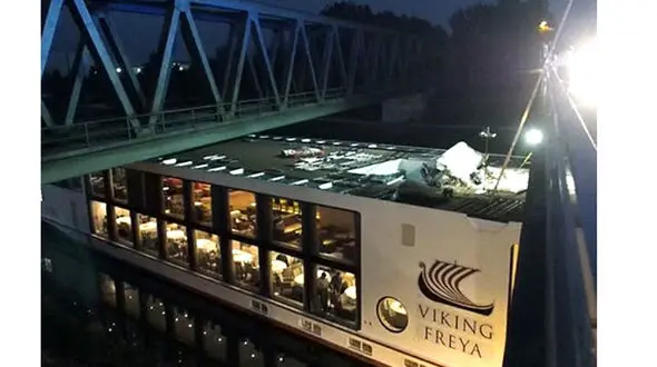 دو کشته در سانحه برخورد کشتی تفریحی با پل+تصاویر