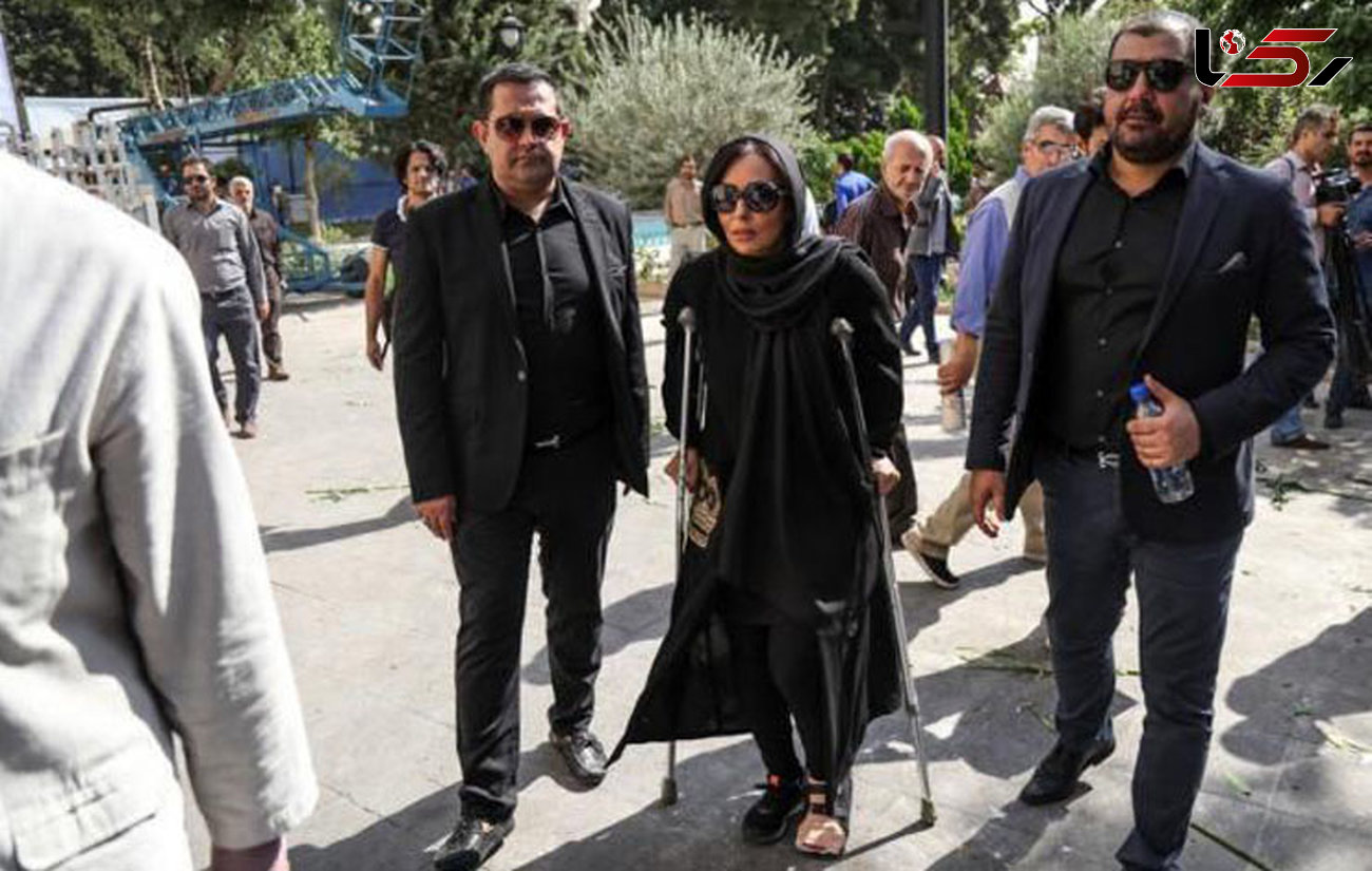 پرستو صالحی با پای شکسته در مراسم خاکسپاری +عکس