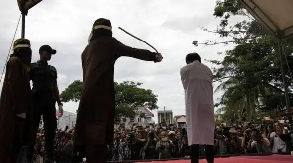 2 پسر که با هم ارتباط زشت داشتند در ملاعام شلاق خوردند+ عکس