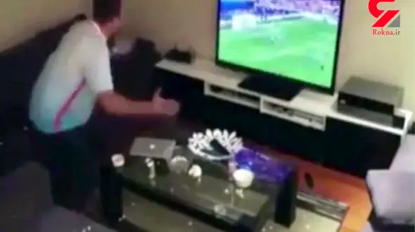 خشونت حیرت انگیز یک مرد در شوخی فوتبالی همسرش + فیلم