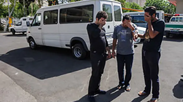 دستگیری سه برادر به جرم آزار و اذیت طعمه هایشان/ فیلمبرداری از صحنه آزار و اذیت +عکس