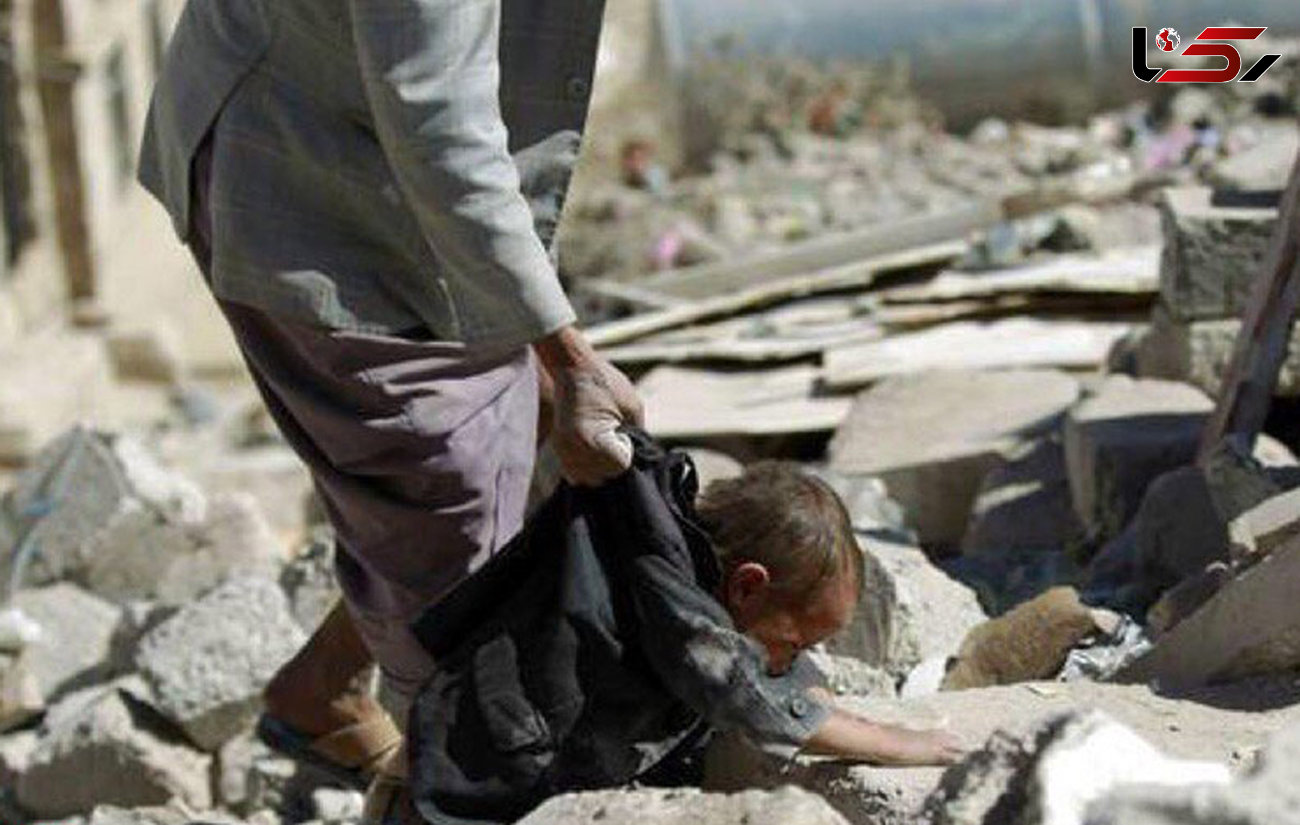 تصویر دردناک از تسلیم نشدن کودک یمنی که به دنبال جنازه مادرش بود + عکس