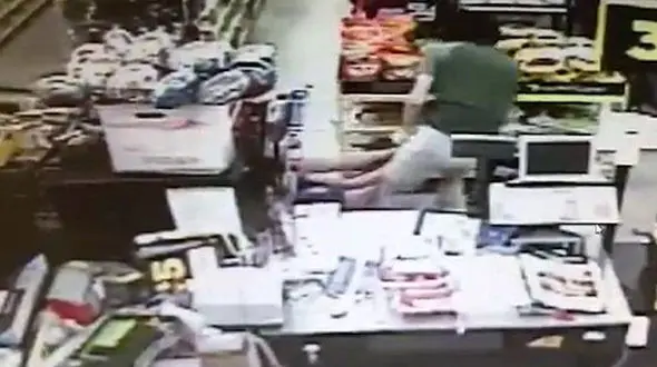 درگیر ی یک زن با مرد هوسباز که می خواست دختر 13 ساله اش را آزار دهد + فیلم و عکس