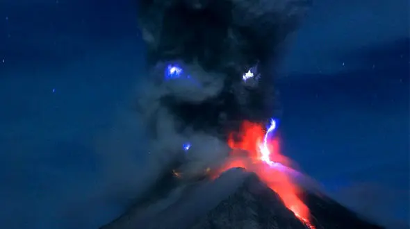 مرگ 7 روستایی در فوران آتشفشان + عکس