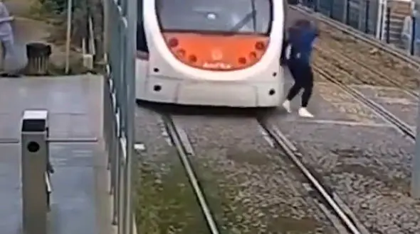 فیلم نفسگیر از تصادف قطار مترو با دختر خوش شانس / خطر مرگ از بیخ گوشش گذشت