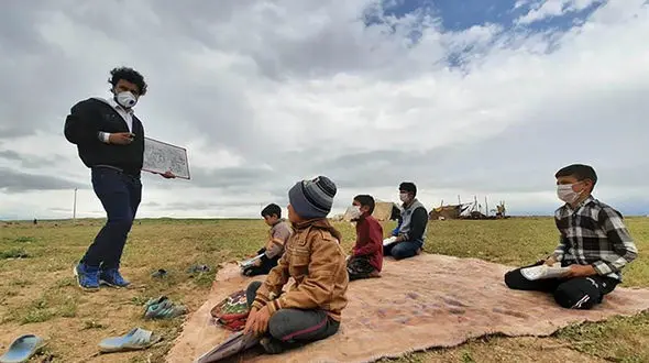 تلاش شیرین معلمی که به کمک دانش‌آموزان عشایر شتافت+تصاویر 