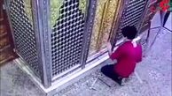  سرقت با ضربات کلنگ از امامزاده ای در دزفول ! /این دزد را می شناسید؟! + فیلم