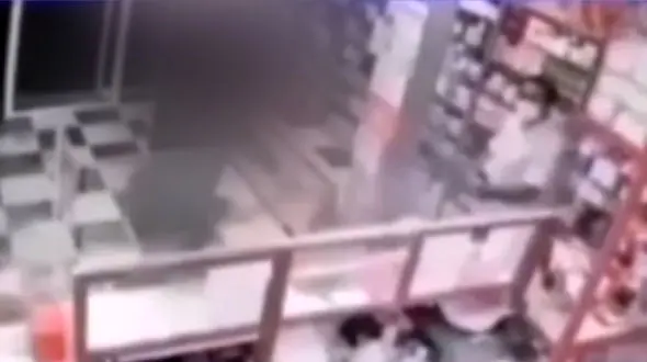 فیلم لحظه قمه‌ کشی در داروخانه به خاطر داروی بدون نسخه/ در اصفهان رخ داد