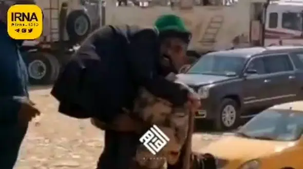 ببینید / حرکت تحسین‌برانگیز یک نظامی عراقی/  کمک به زائر سالخورده ایرانی در مرز+فیلم