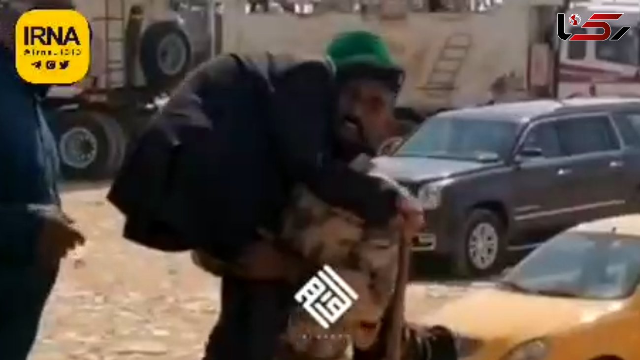 ببینید / حرکت تحسین‌برانگیز یک نظامی عراقی/  کمک به زائر سالخورده ایرانی در مرز+فیلم