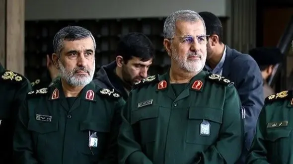 عکس سفر به تاریخ /  «سردار پاکپور، فرماندۀ جدید سپاه» در کنار «سردار حاجی زاده» در بیت رهبری