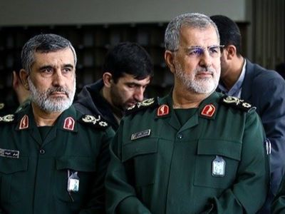 عکس سفر به تاریخ /  «سردار پاکپور، فرماندۀ جدید سپاه» در کنار «سردار حاجی زاده» در بیت رهبری