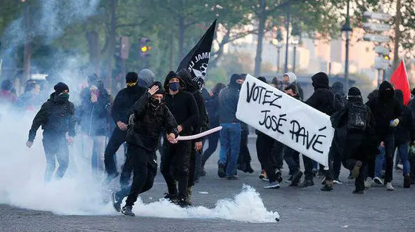 اعلام نتایج اولیه انتخابات ریاست جمهوری فرانسه را به آشوب کشید