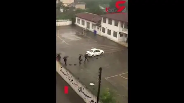 فیلمی از رفتن دانش‌آموزان صومعه سرا در زیر باران سیل آسا به مدرسه! + تصویر